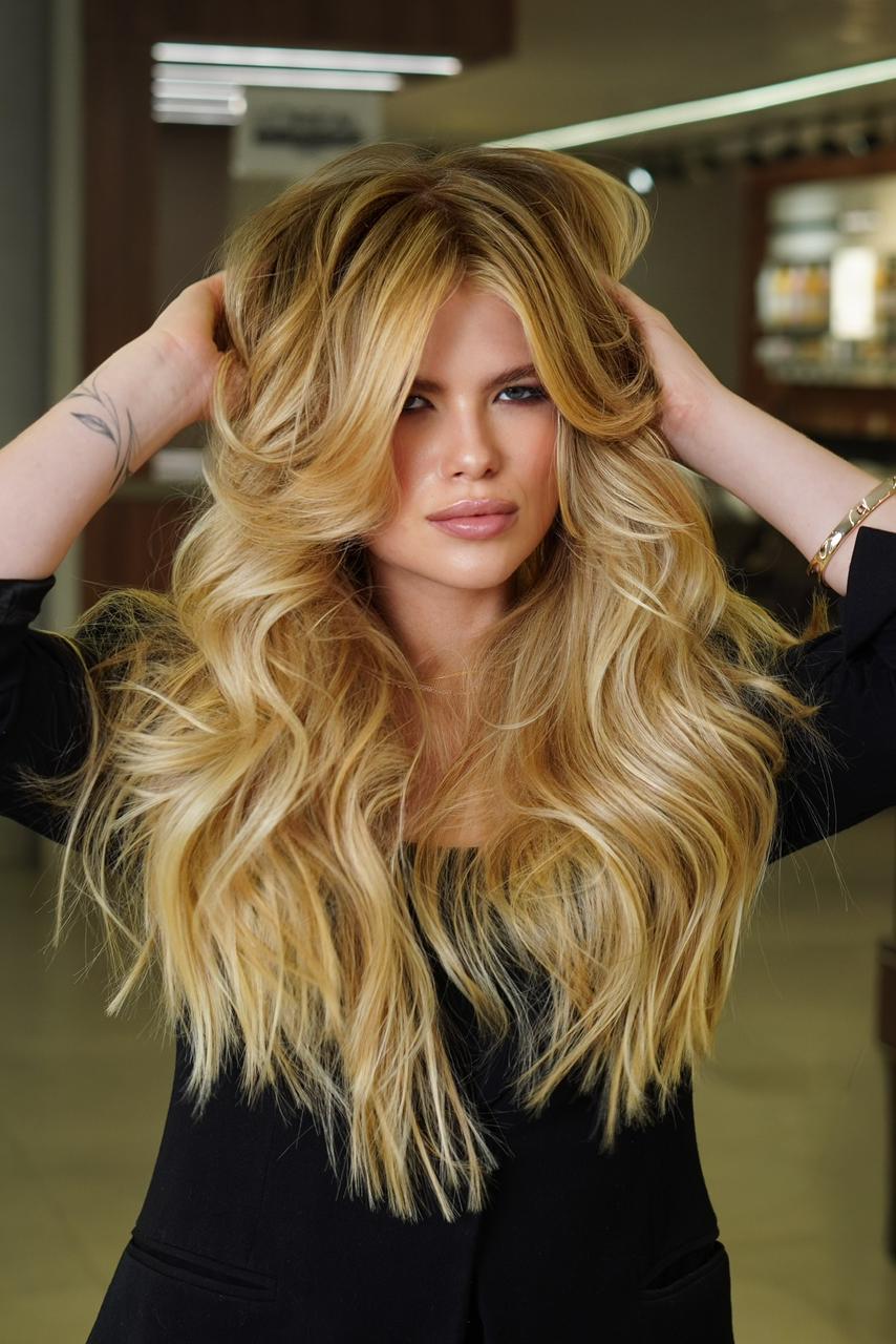 Resultado real de cabelo loiro longo com volume e acabamento em camadas
