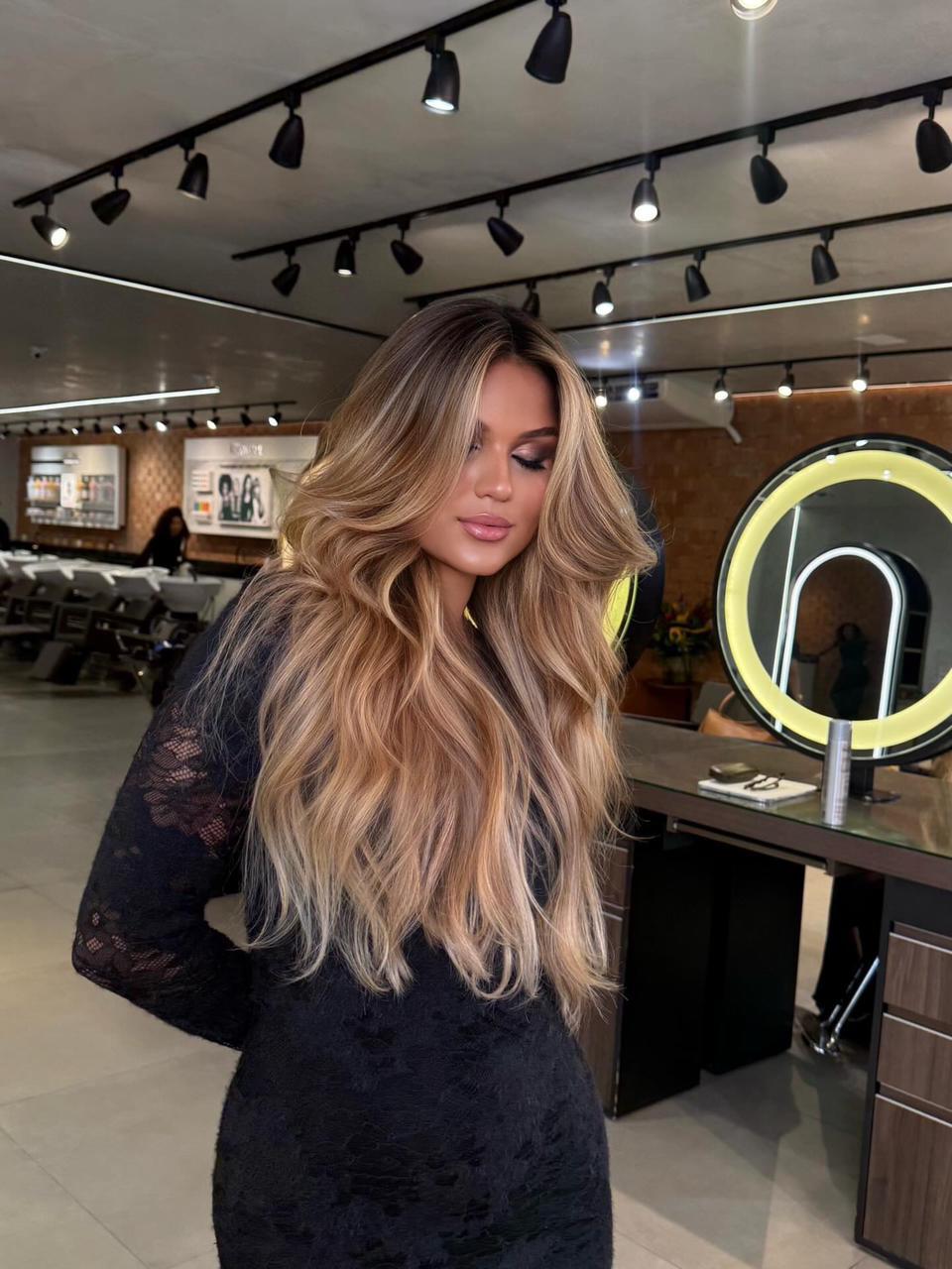 Resultado real de cabelo longo com integração de tons e movimento